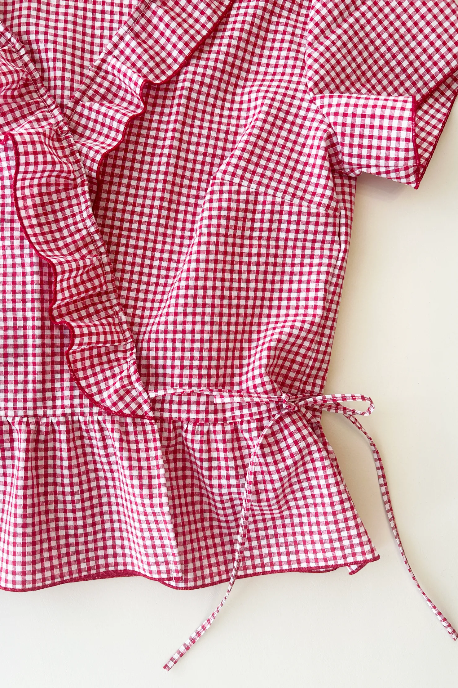 MaisonCléo Blouses>Blouse cache-coeur volantée en coton vichy rouge Gisèle