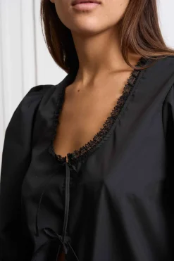 MaisonCléo Blouses>Blouse coton noir et dentelle volantée AGNES