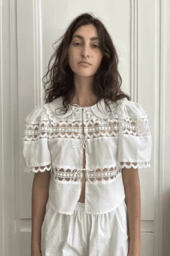 MaisonCléo Blouses|Tops>Blouse délicate en coton blanc et dentelle de Calais roses avec col III