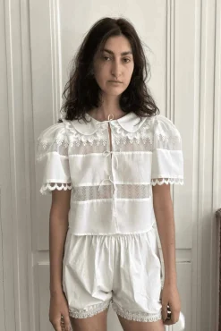 MaisonCléo Blouses|Tops>Blouse délicate en coton blanc et dentelle de Calais roses avec col IV