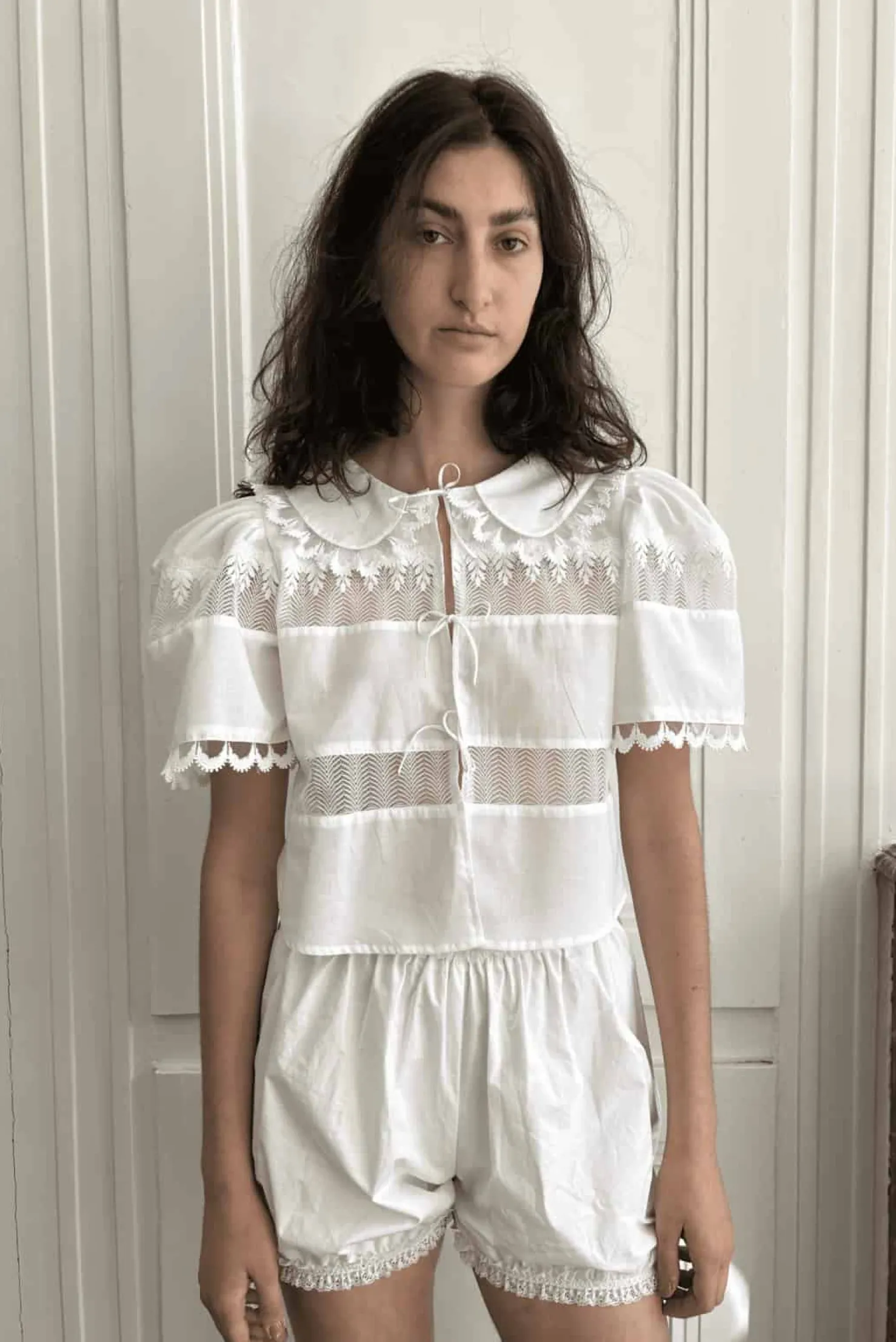 MaisonCléo Blouses|Tops>Blouse délicate en coton blanc et dentelle de Calais roses avec col IV