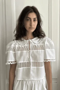 MaisonCléo Blouses|Tops>Blouse délicate en coton blanc et dentelle de Calais roses avec col IV