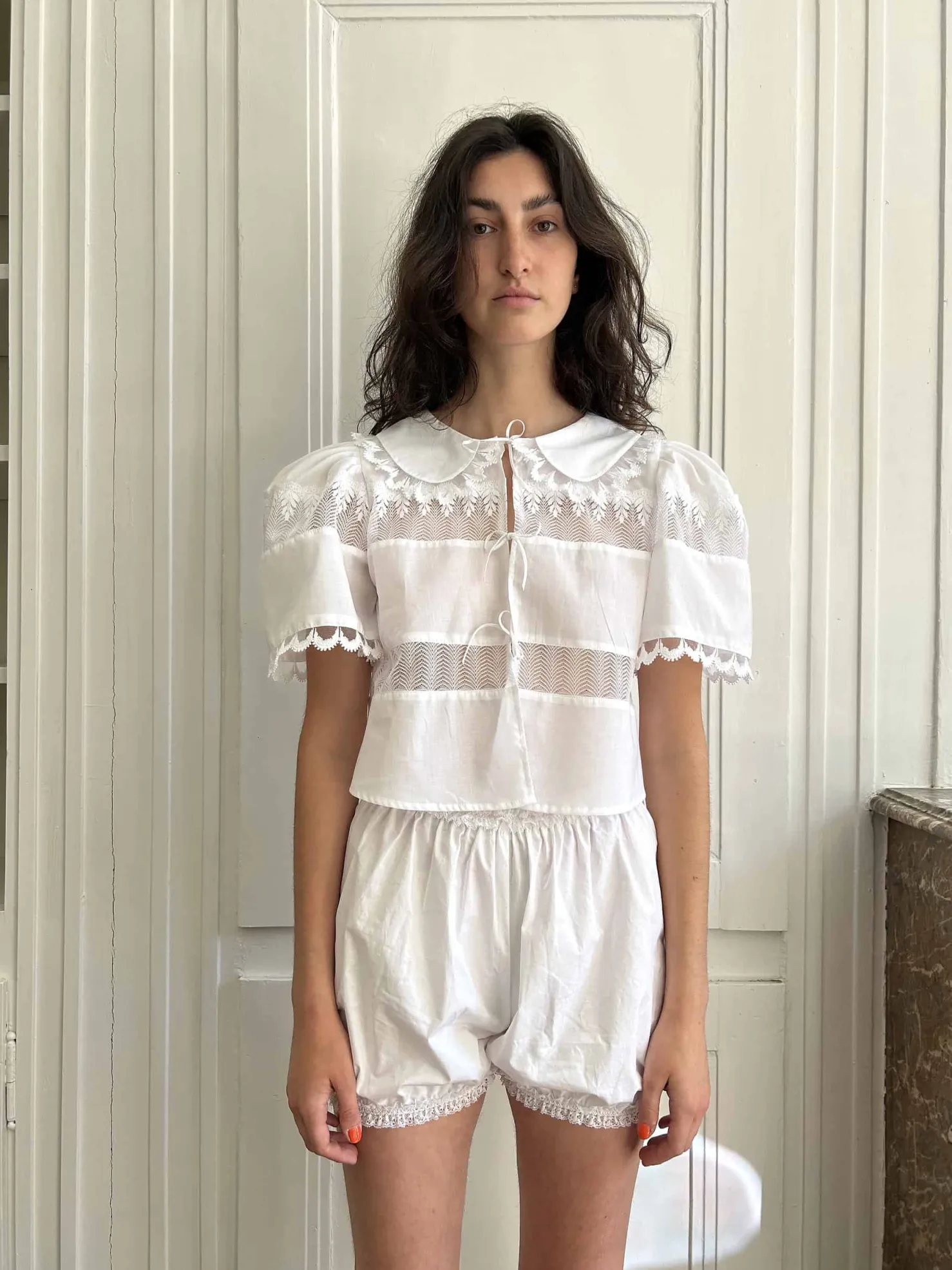 MaisonCléo Blouses|Tops>Blouse délicate en coton blanc et dentelle de Calais roses avec col IV