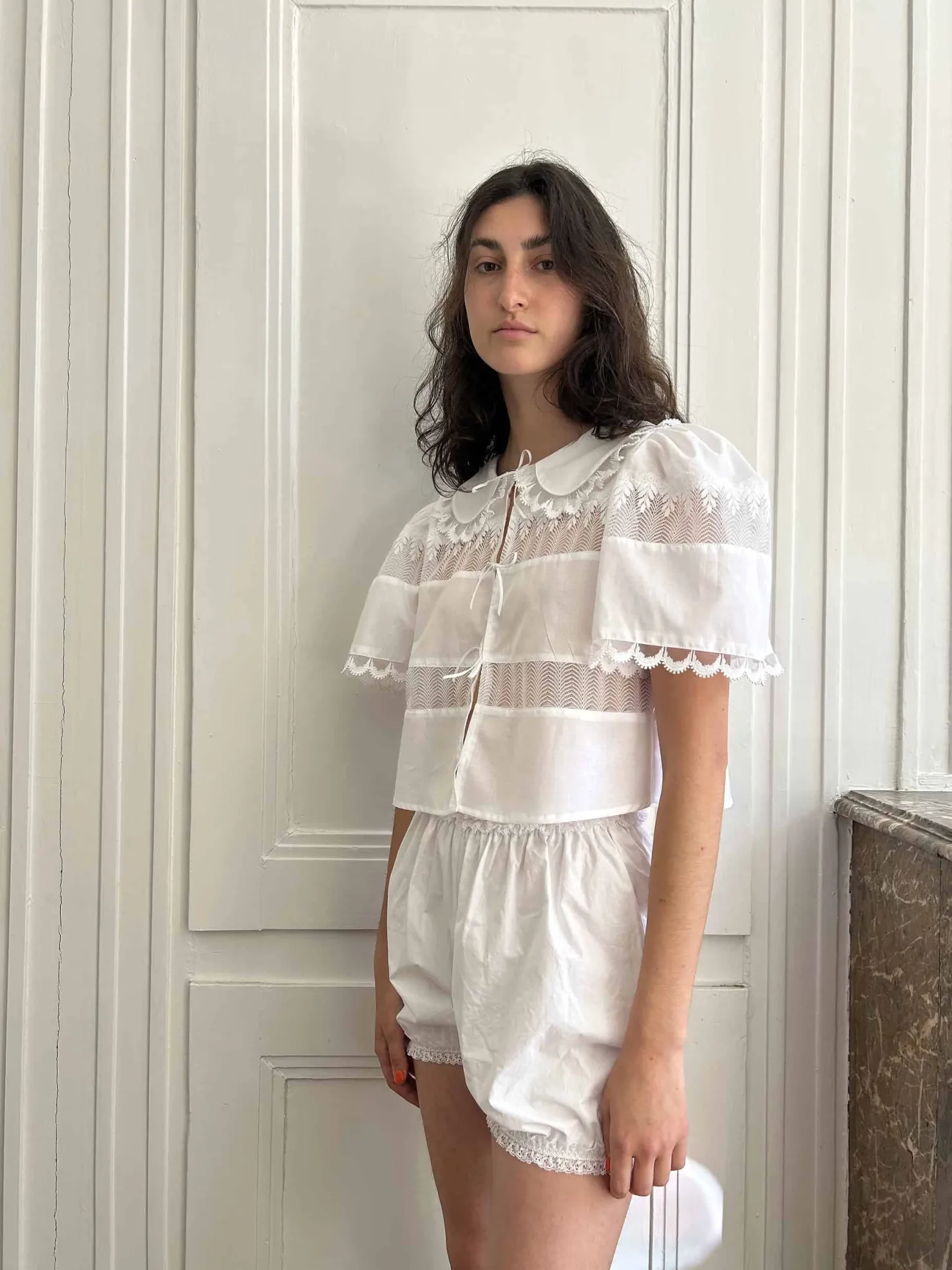 MaisonCléo Blouses|Tops>Blouse délicate en coton blanc et dentelle de Calais roses avec col IV
