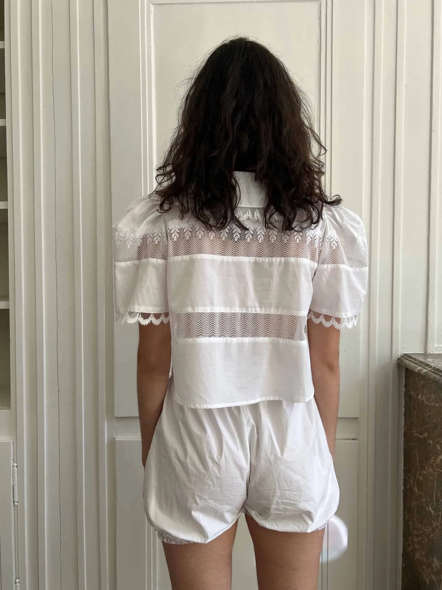 MaisonCléo Blouses|Tops>Blouse délicate en coton blanc et dentelle de Calais roses avec col IV