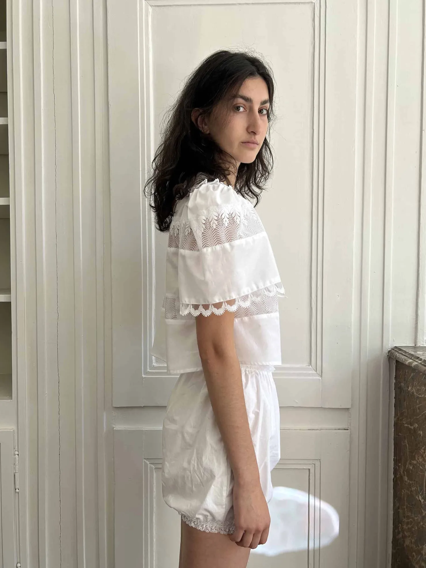 MaisonCléo Blouses|Tops>Blouse délicate en coton blanc et dentelle de Calais roses avec col IV