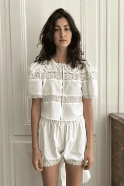 MaisonCléo Blouses|Tops>Blouse délicate en coton blanc et dentelle de Calais roses avec col V