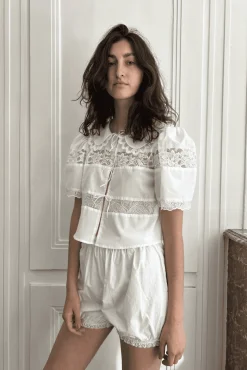 MaisonCléo Blouses|Tops>Blouse délicate en coton blanc et dentelle de Calais roses avec col V