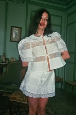 MaisonCléo Blouses|Tops>Blouse délicate en coton blanc et dentelle de Calais roses avec col VI