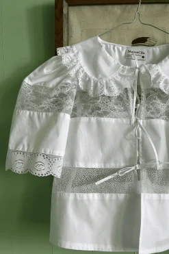 MaisonCléo Blouses|Tops>Blouse délicate en coton blanc et dentelle de Calais roses avec col VI