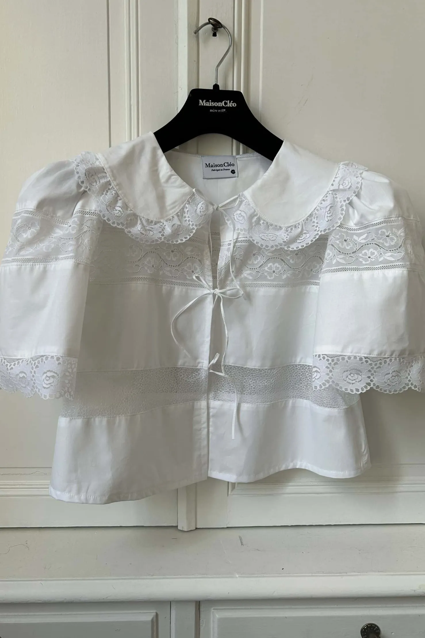 MaisonCléo Blouses|Tops>Blouse délicate en coton blanc et dentelle de Calais roses avec col version VII