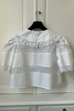 MaisonCléo Blouses|Tops>Blouse délicate en coton blanc et dentelle de Calais roses avec col version VII