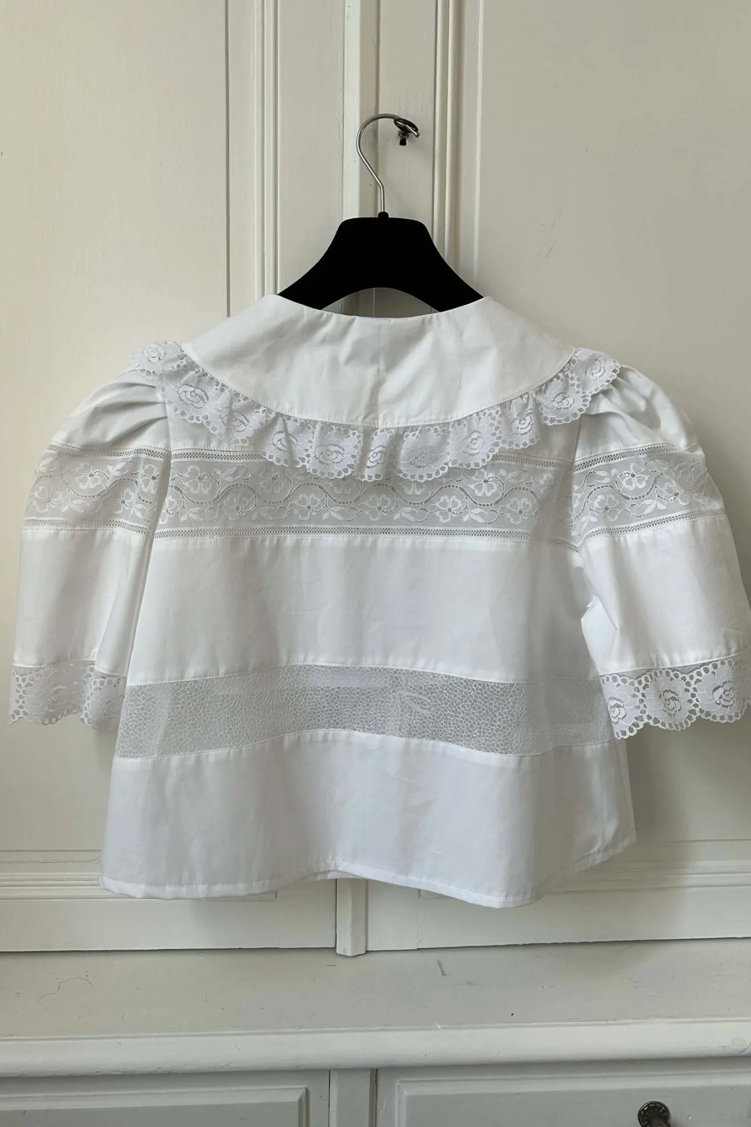 MaisonCléo Blouses|Tops>Blouse délicate en coton blanc et dentelle de Calais roses avec col version VII