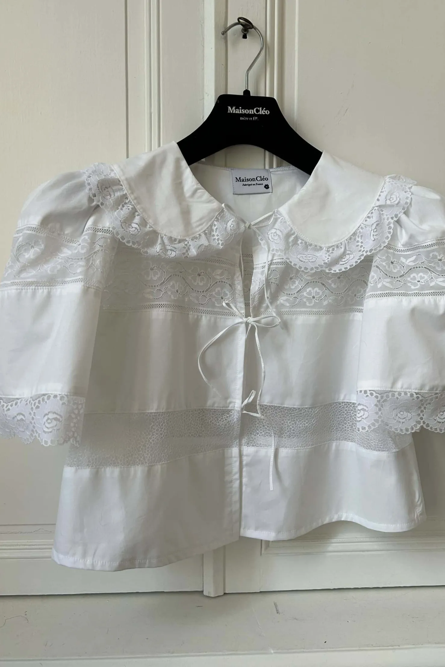 MaisonCléo Blouses|Tops>Blouse délicate en coton blanc et dentelle de Calais roses avec col version VII