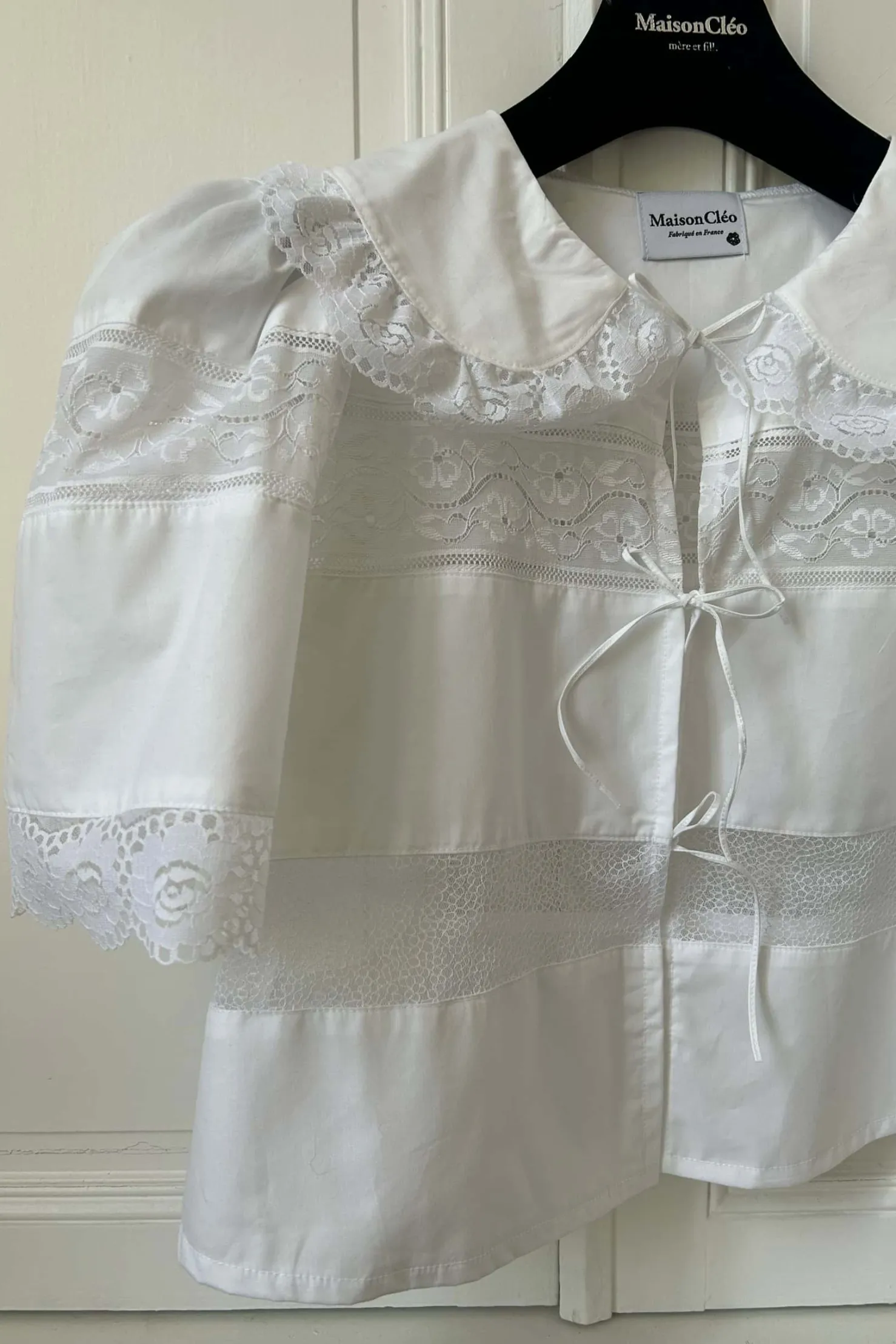 MaisonCléo Blouses|Tops>Blouse délicate en coton blanc et dentelle de Calais roses avec col version VII