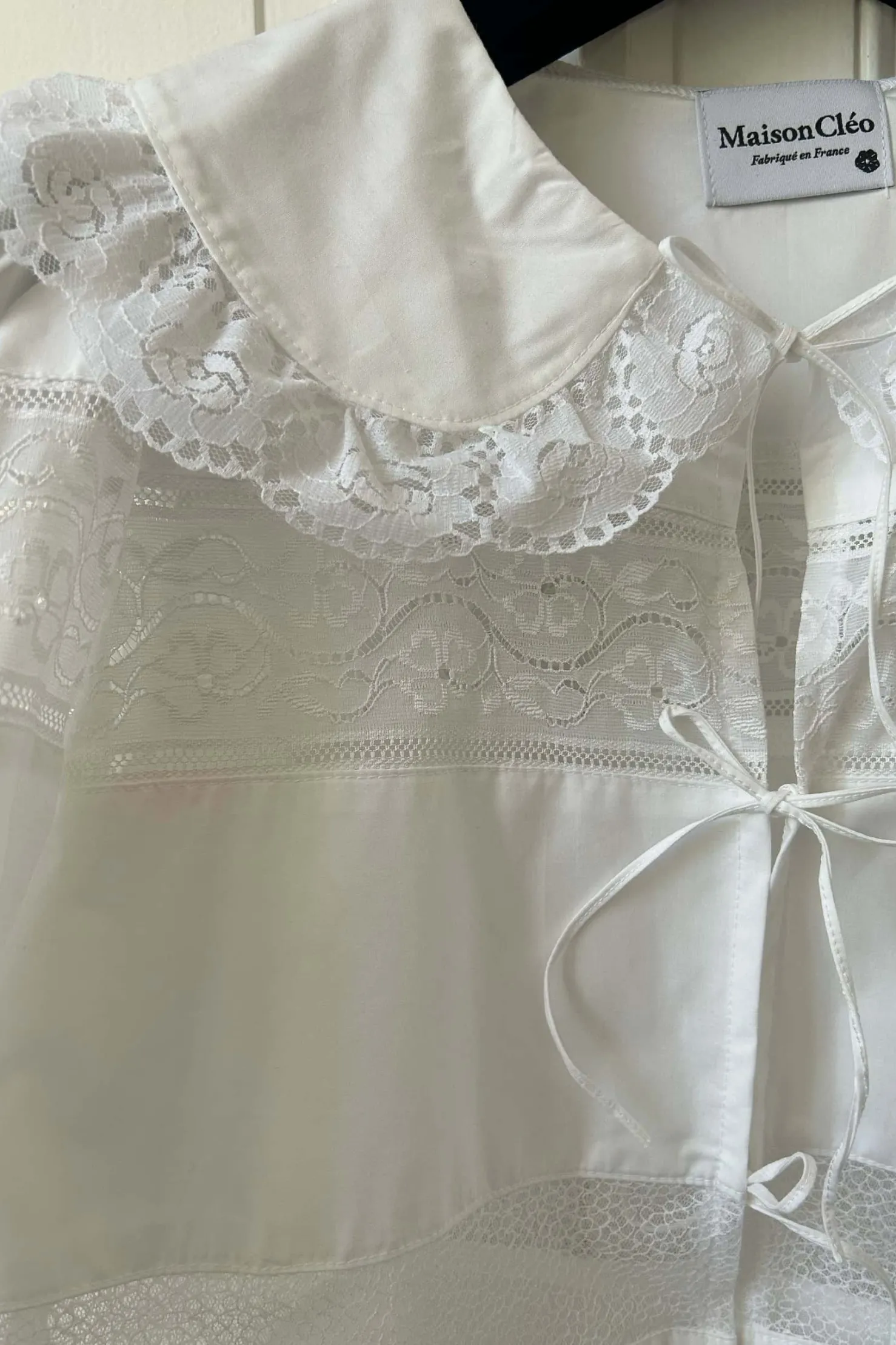 MaisonCléo Blouses|Tops>Blouse délicate en coton blanc et dentelle de Calais roses avec col version VII