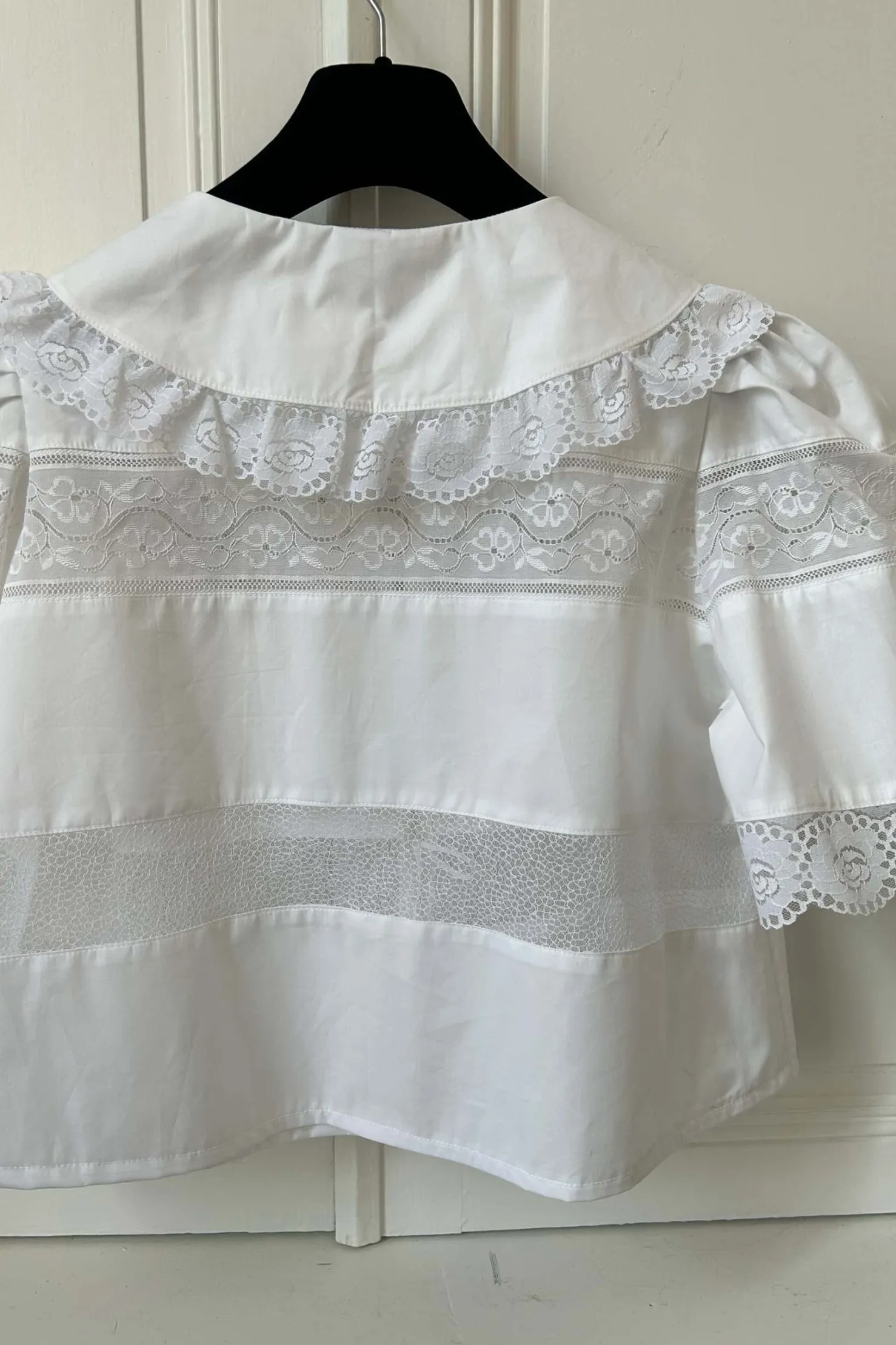 MaisonCléo Blouses|Tops>Blouse délicate en coton blanc et dentelle de Calais roses avec col version VII