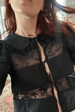 MaisonCléo Blouses|Tops>Blouse délicate en coton noir et dentelle de Calais roses avec col VI