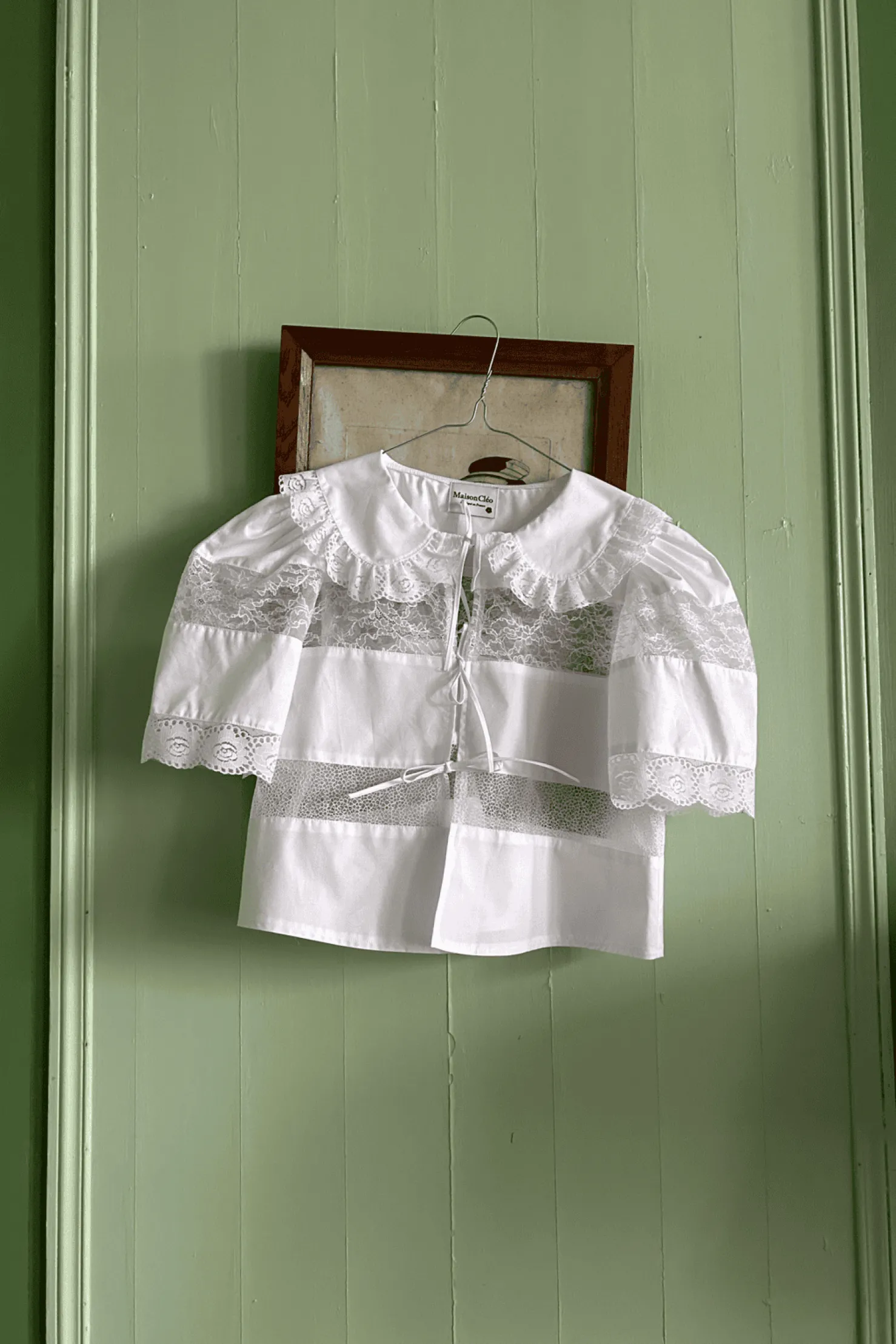 MaisonCléo Blouses|Tops>Blouse délicate en coton noir et dentelle de Calais roses avec col VI
