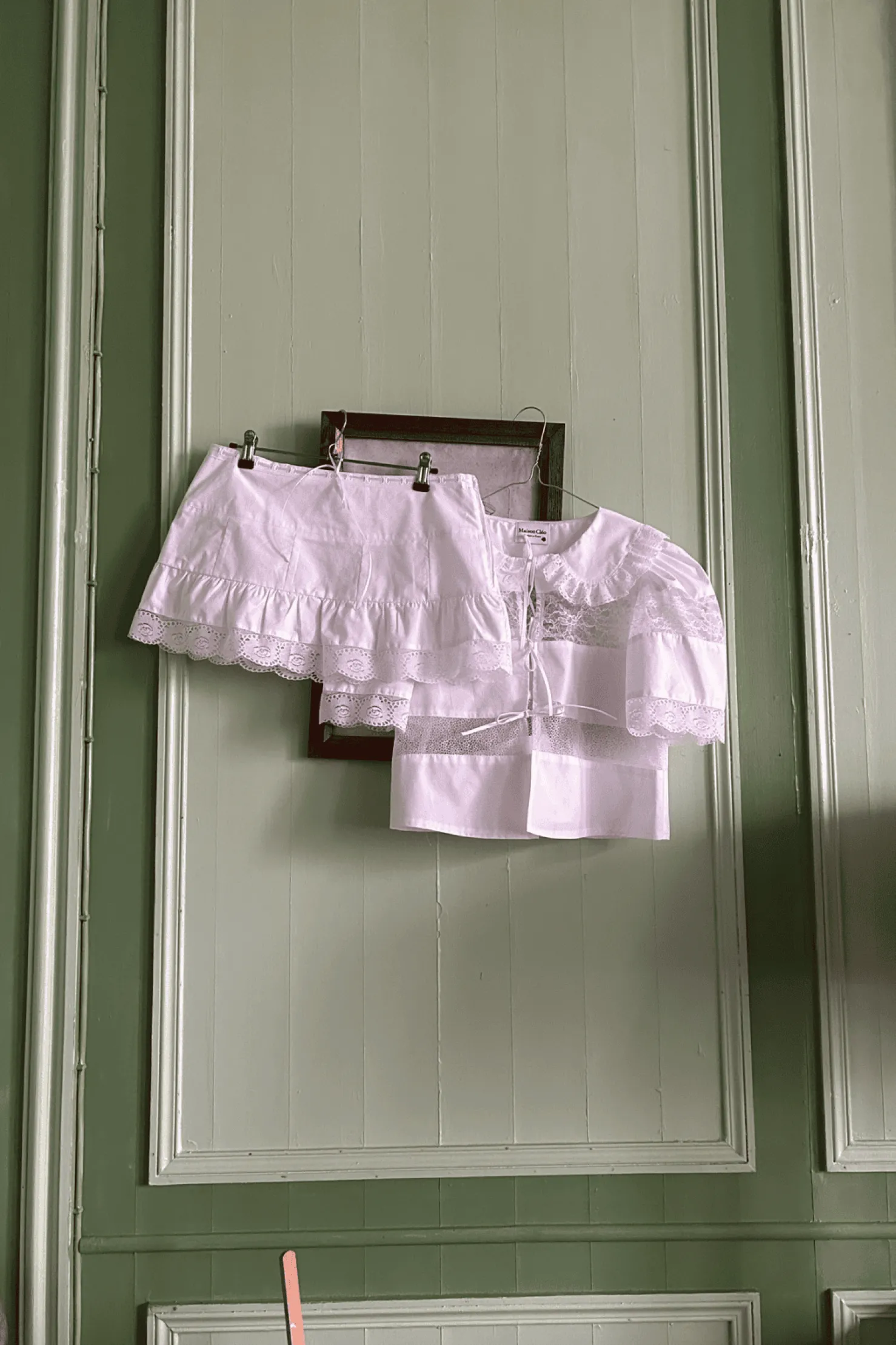 MaisonCléo Blouses|Tops>Blouse délicate en coton noir et dentelle de Calais roses avec col VI