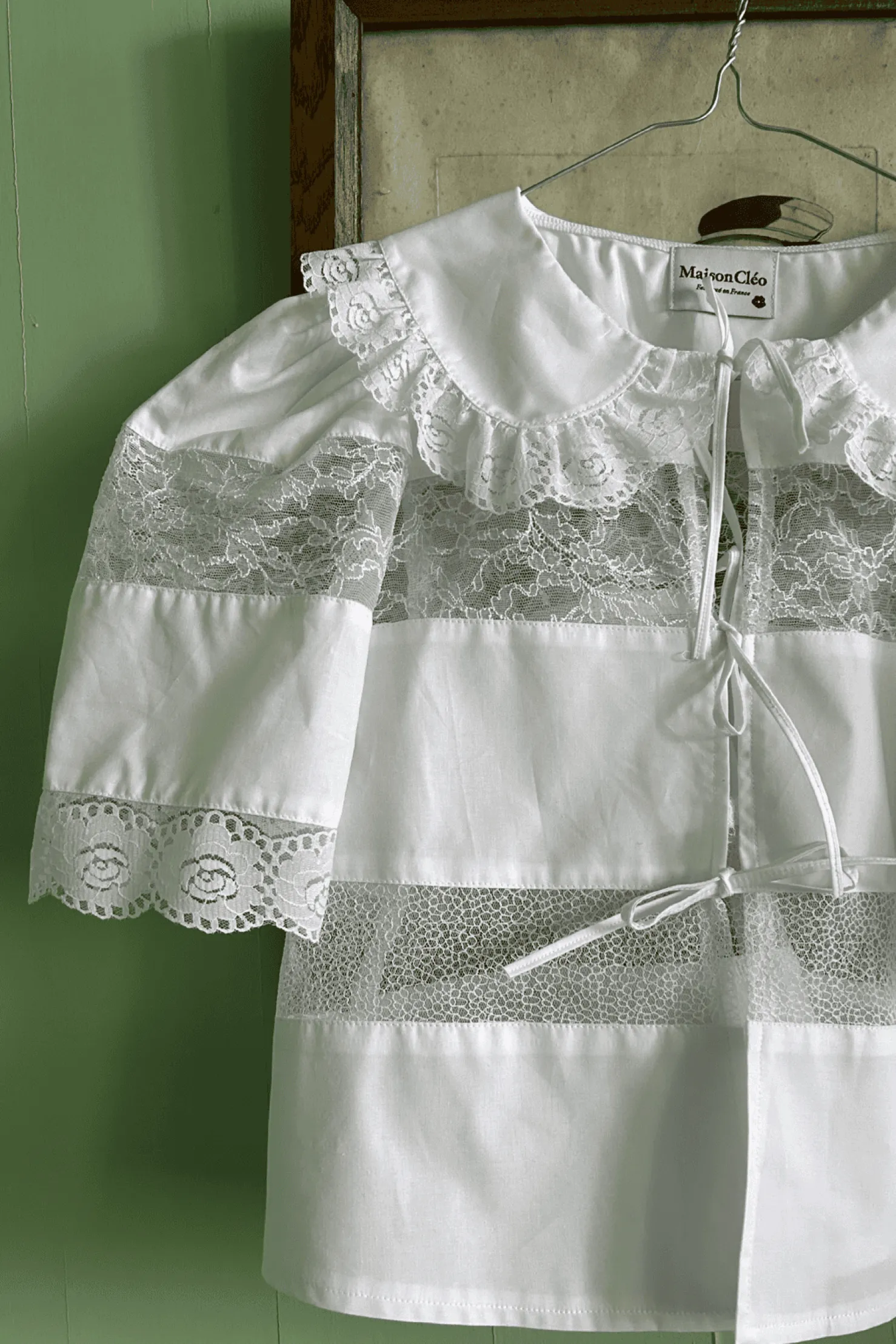 MaisonCléo Blouses|Tops>Blouse délicate en coton noir et dentelle de Calais roses avec col VI