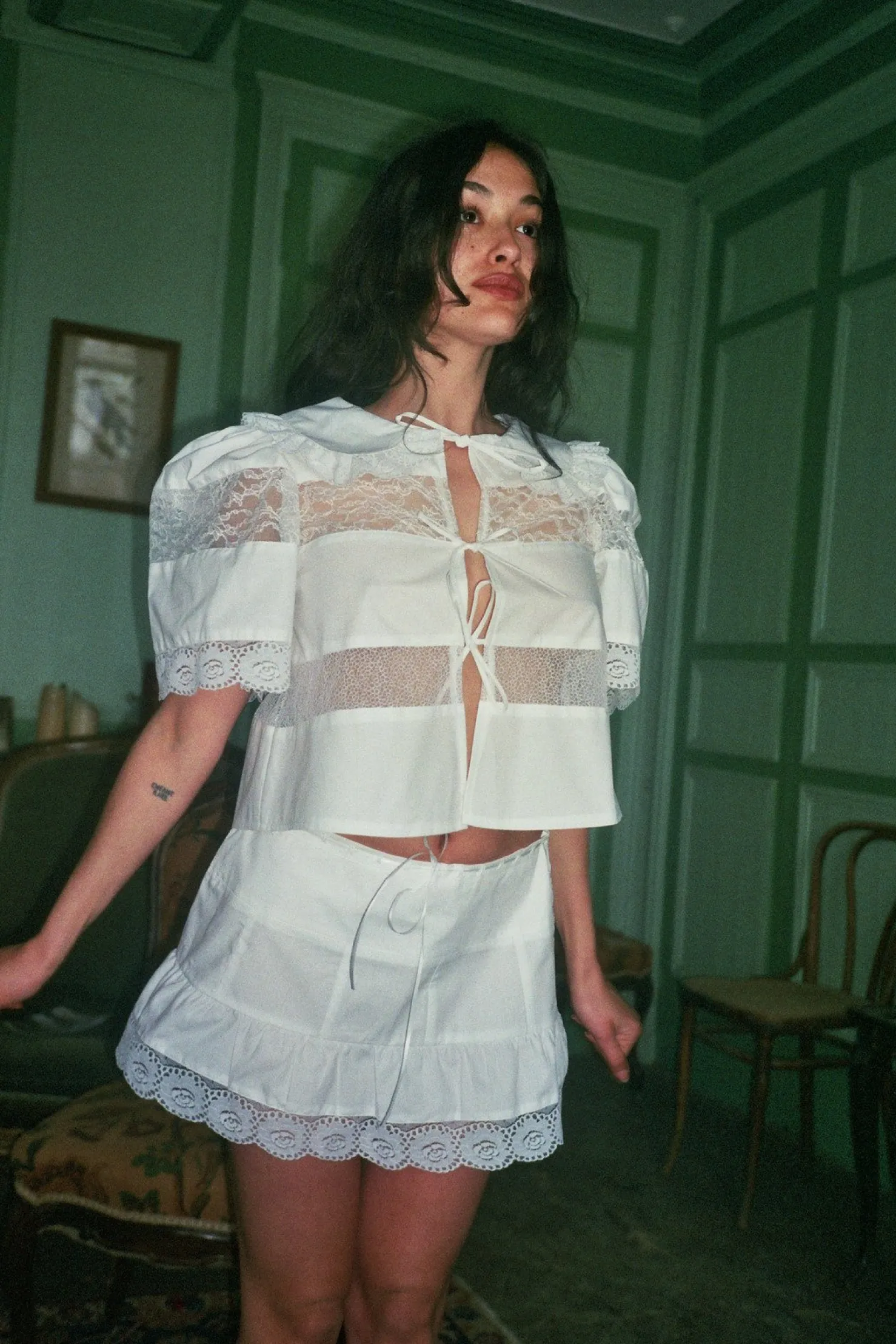 MaisonCléo Blouses|Tops>Blouse délicate en coton noir et dentelle de Calais roses avec col VI