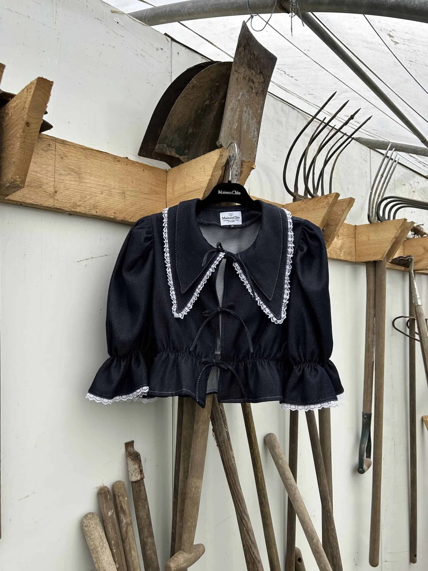 MaisonCléo Blouses>Blouse en denim fin bleu foncé et dentelle de Calais ANGELE