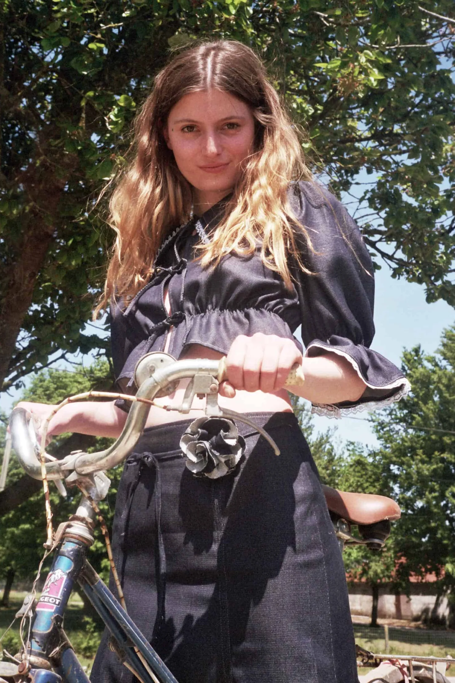 MaisonCléo Blouses>Blouse en denim fin bleu foncé et dentelle de Calais ANGELE