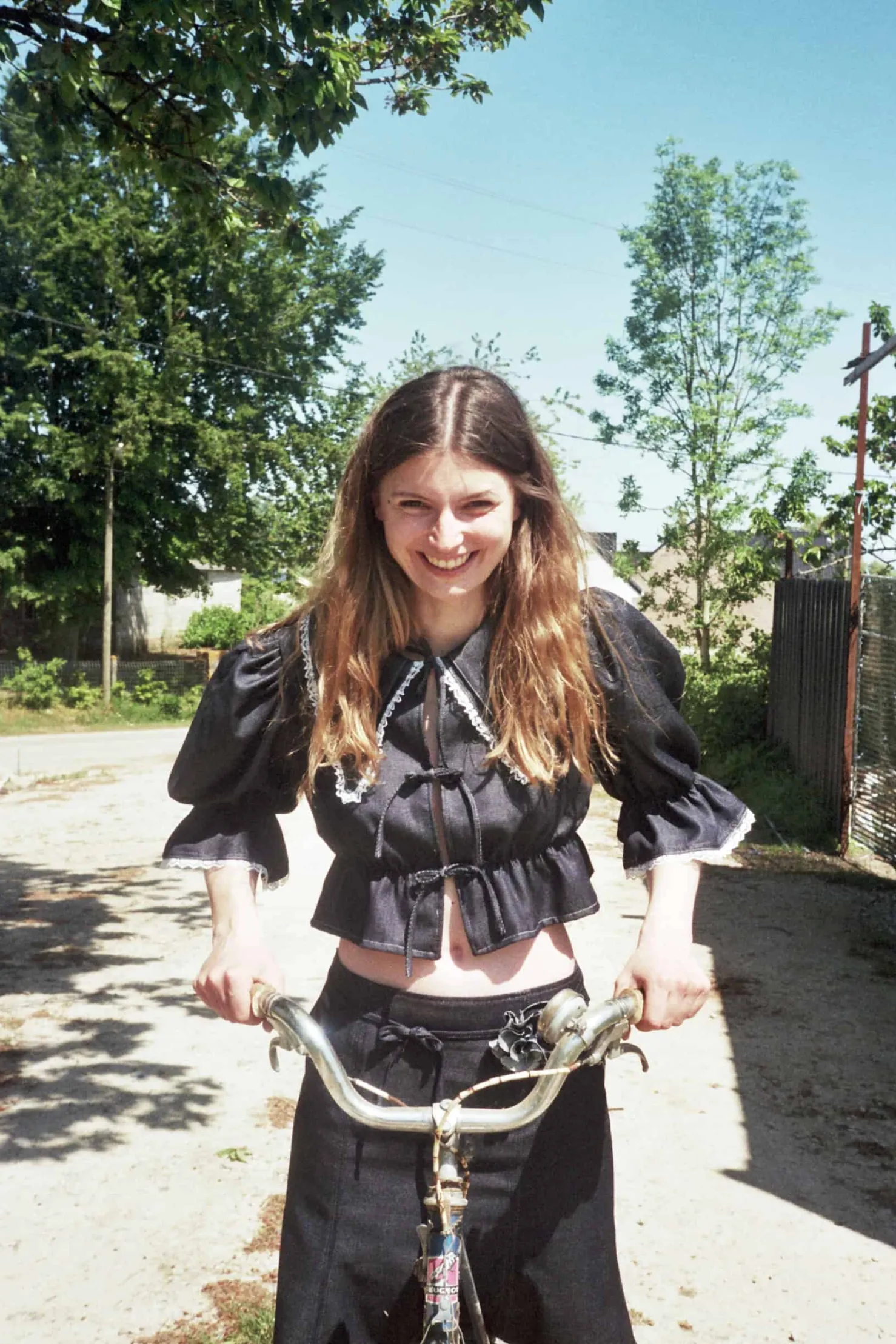 MaisonCléo Blouses>Blouse en denim fin bleu foncé et dentelle de Calais ANGELE