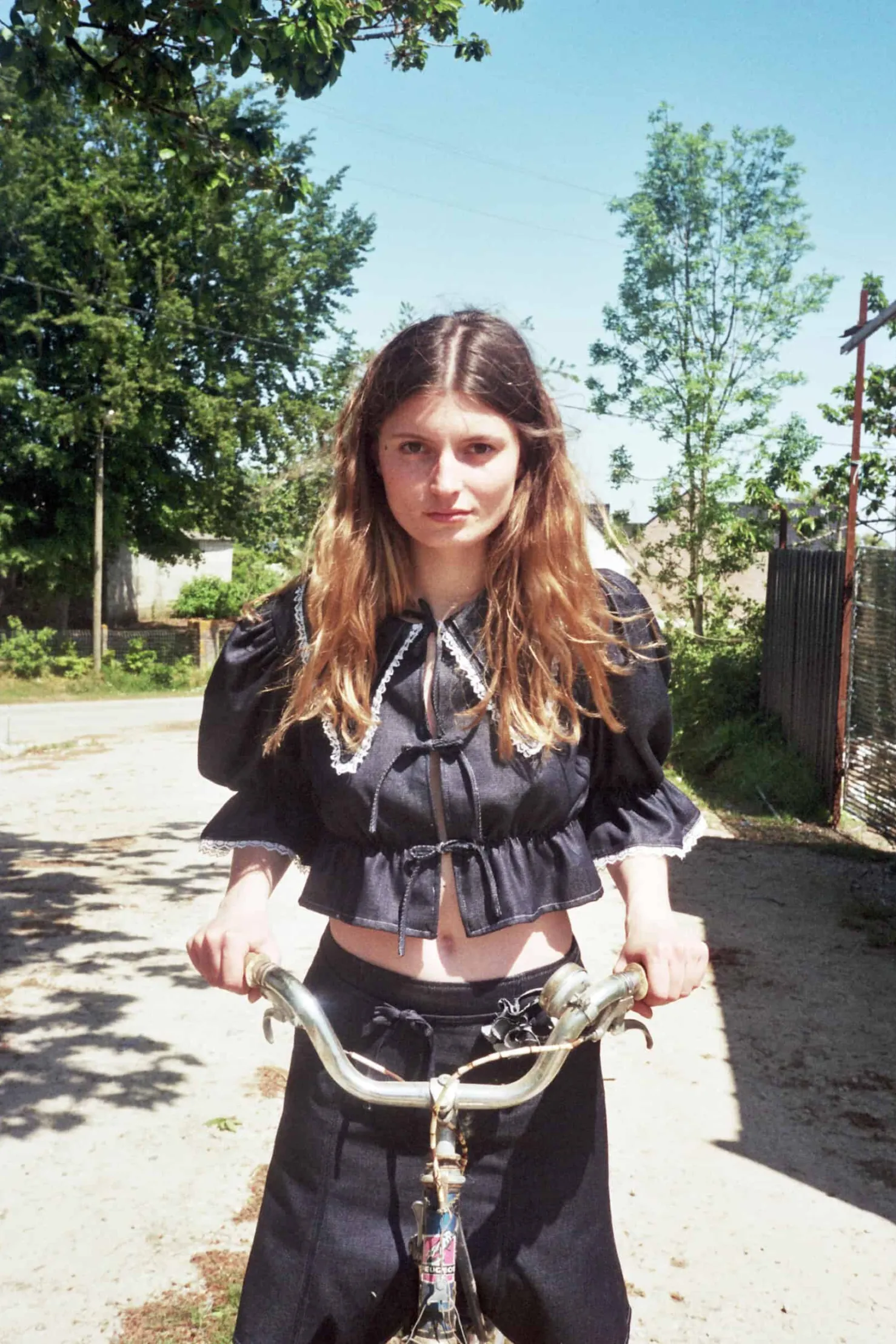 MaisonCléo Blouses>Blouse en denim fin bleu foncé et dentelle de Calais ANGELE