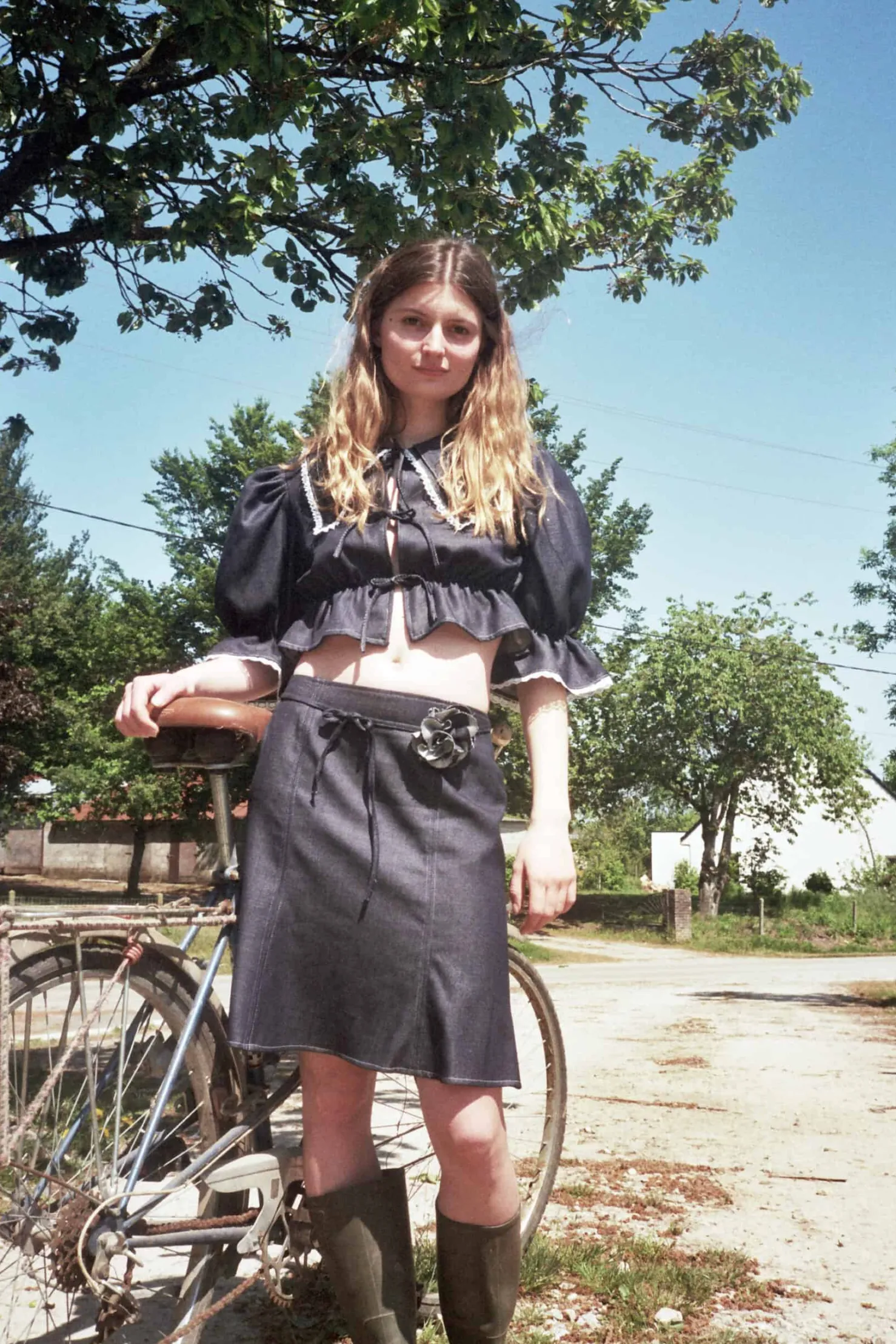 MaisonCléo Blouses>Blouse en denim fin bleu foncé et dentelle de Calais ANGELE