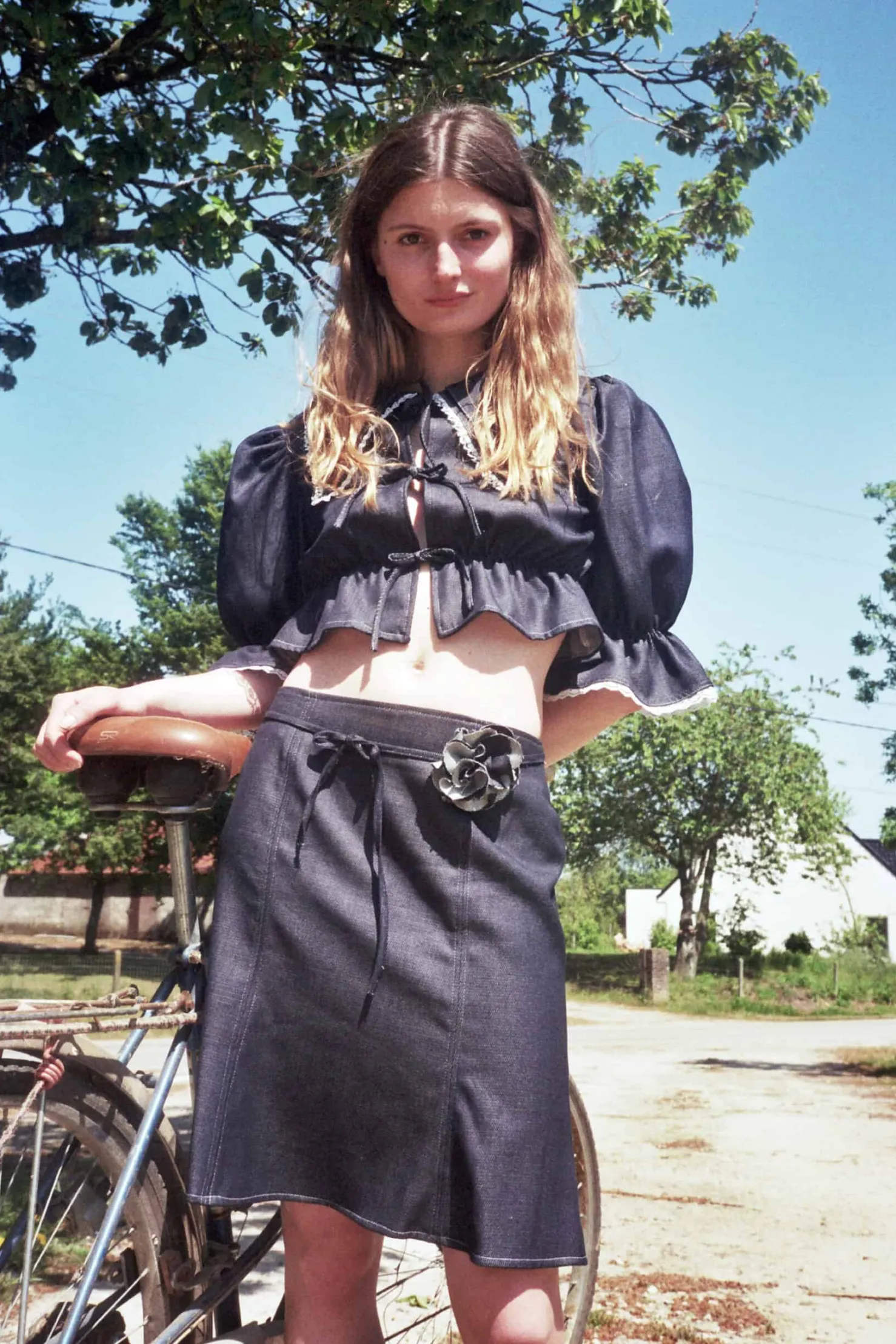 MaisonCléo Blouses>Blouse en denim fin bleu foncé et dentelle de Calais ANGELE