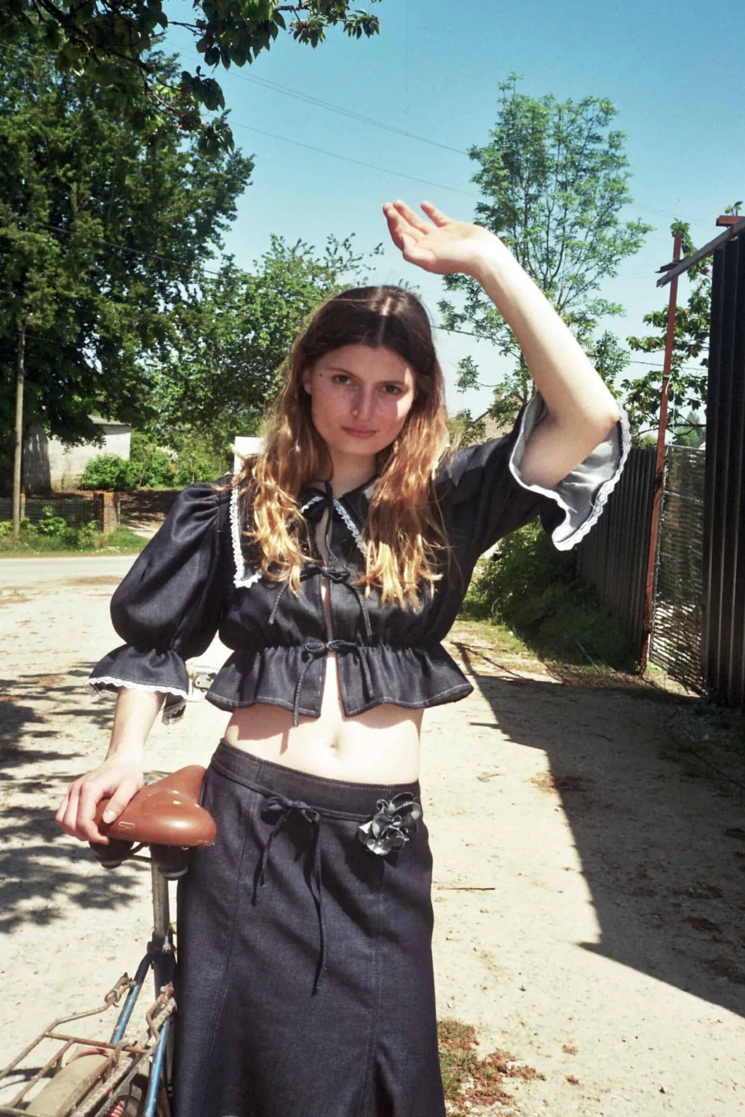 MaisonCléo Blouses>Blouse en denim fin bleu foncé et dentelle de Calais ANGELE