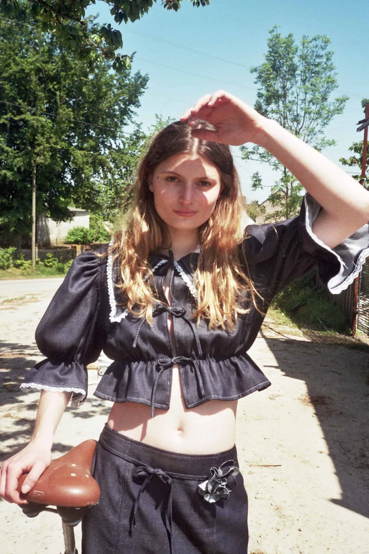 MaisonCléo Blouses>Blouse en denim fin bleu foncé et dentelle de Calais ANGELE
