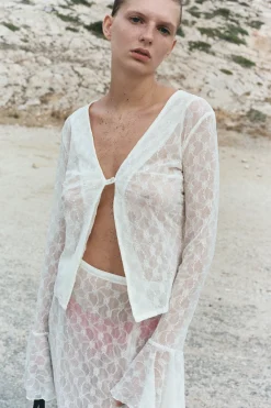 MaisonCléo Blouses|Tops>Blouse en dentelle de Calais de luxe satinée avec manches cloches