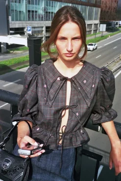 MaisonCléo Blouses>Blouse en laine glitter gris et fleurs roses ANGÈLE