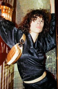 MaisonCléo Blouses>Blouse en soie noire fleurie JULIE