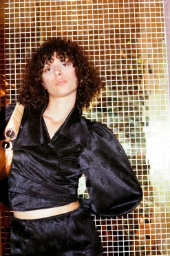MaisonCléo Blouses>Blouse en soie noire fleurie JULIE