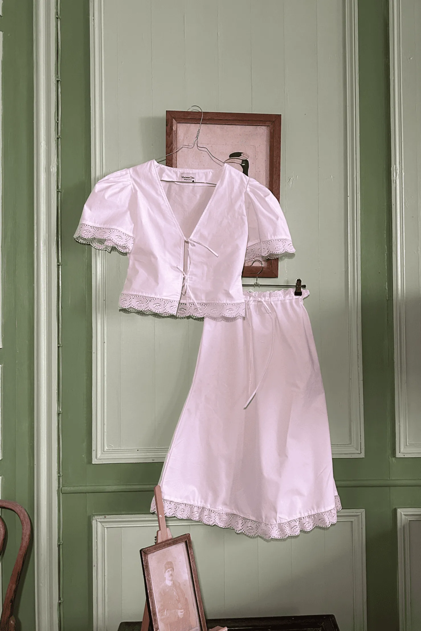 MaisonCléo Blouses|Tops>Blouse VANESSA en coton blanc avec grosses fleurs en dentelle