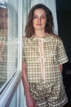 MaisonCléo Tops>Chemise pyjama MARGUE à carreaux kaki clair et beige – HOLIDAYS CAPSULE 6/25