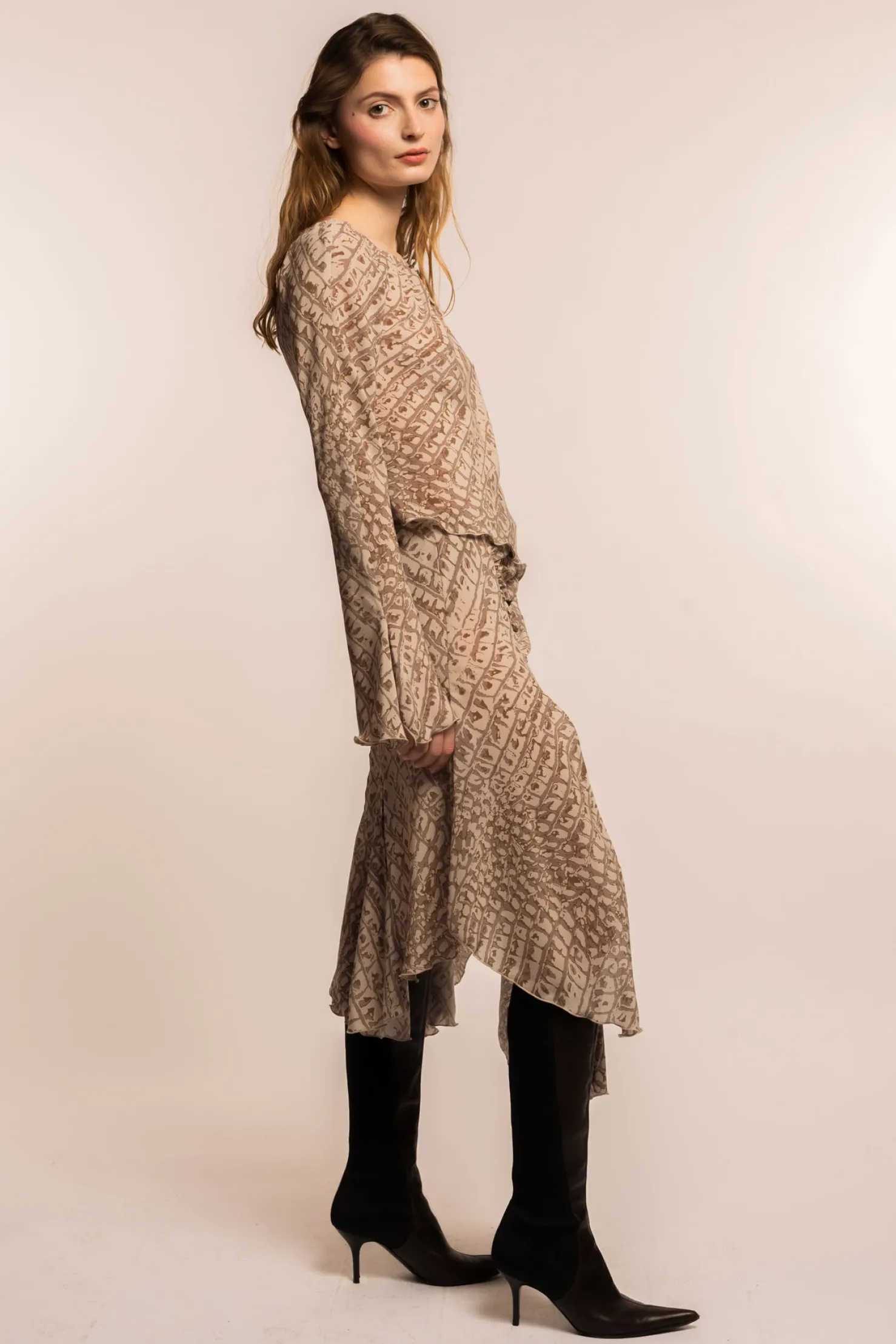MaisonCléo Jupes>COUP DE FOUDRE défilé LOOK 29 – Jupe en soie à imprimé crocodile volantée et smockée
