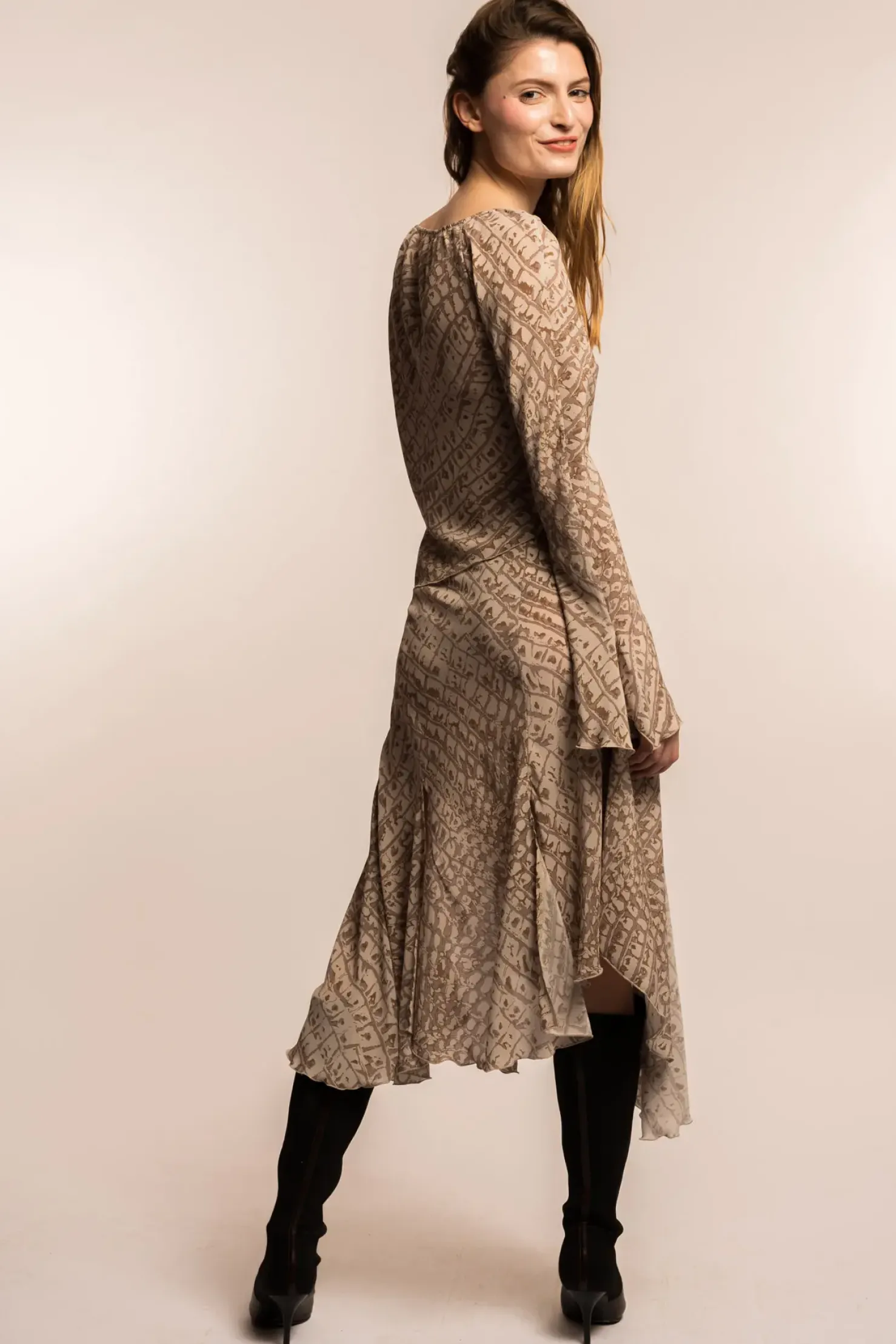 MaisonCléo Jupes>COUP DE FOUDRE défilé LOOK 29 – Jupe en soie à imprimé crocodile volantée et smockée