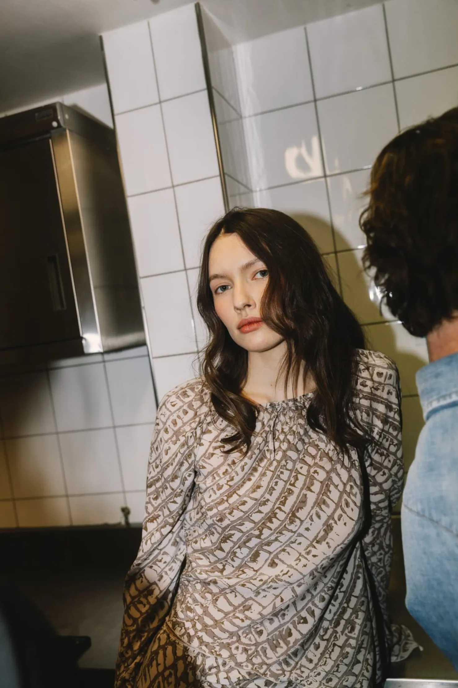 MaisonCléo Jupes>COUP DE FOUDRE défilé LOOK 29 – Jupe en soie à imprimé crocodile volantée et smockée