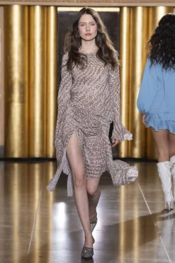 MaisonCléo Jupes>COUP DE FOUDRE défilé LOOK 29 – Top asymétrique en mousseline volanté à imprimé crocodile