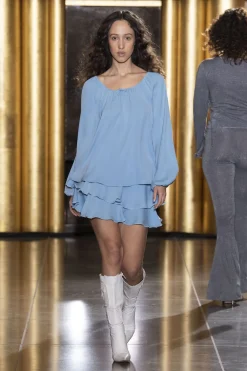 MaisonCléo Jupes>COUP DE FOUDRE défilé LOOK 28 – Mini jupe en soie bleu ciel à volants