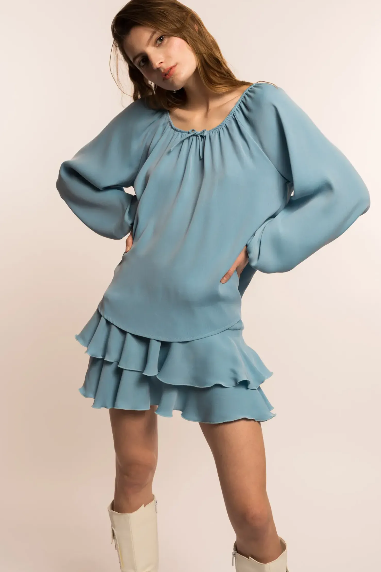MaisonCléo Jupes>COUP DE FOUDRE défilé LOOK 28 – Mini jupe en soie bleu ciel à volants