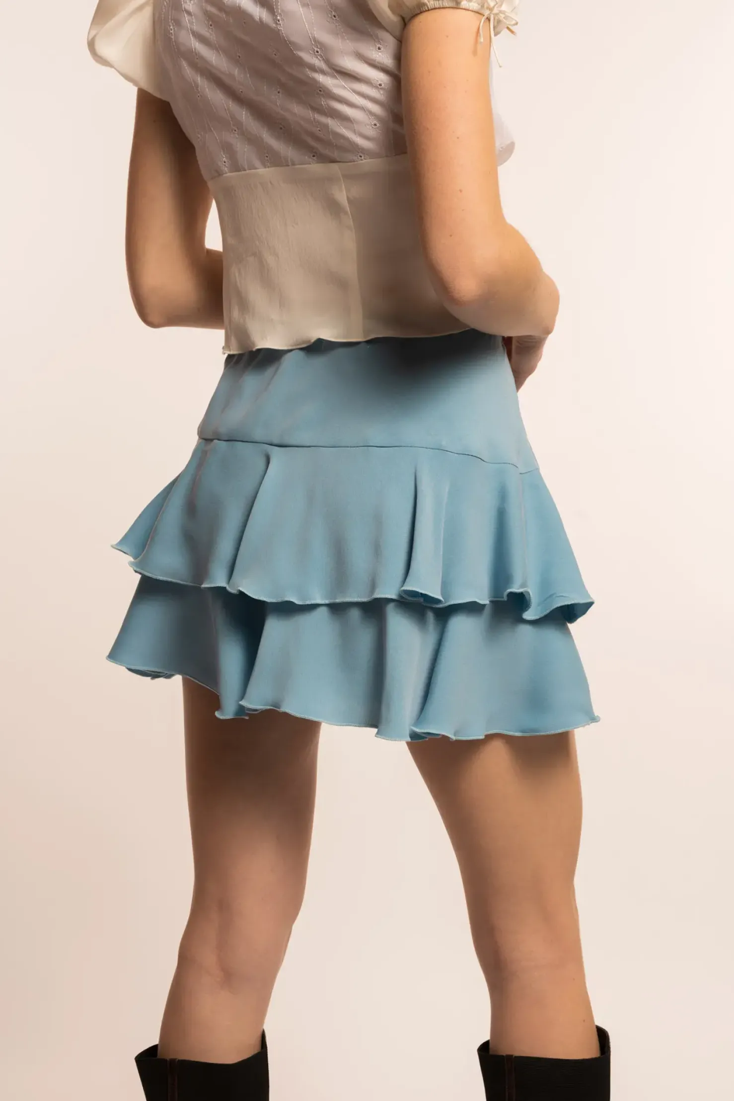 MaisonCléo Jupes>COUP DE FOUDRE défilé LOOK 28 – Mini jupe en soie bleu ciel à volants