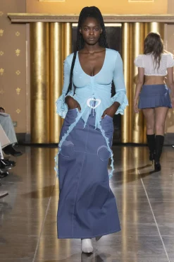 MaisonCléo Jupes>COUP DE FOUDRE défilé LOOK 3 – Jupe maxi en denim bleu clair avec ceinture coeur
