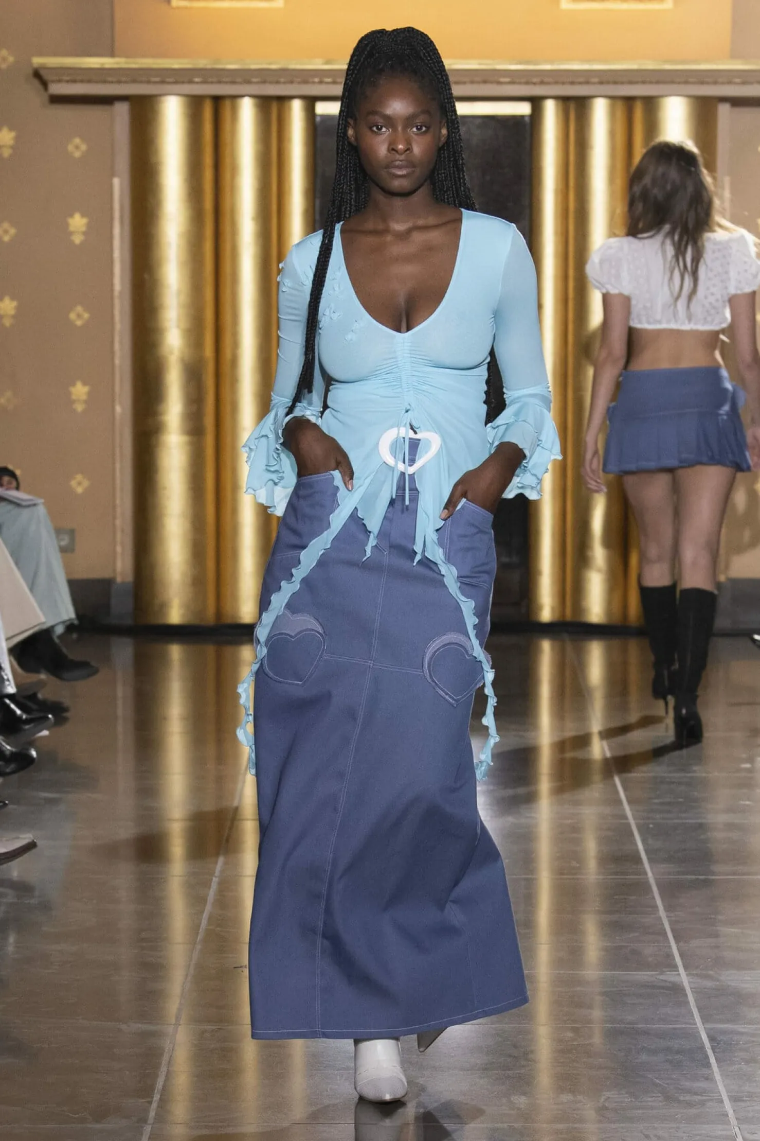 MaisonCléo Jupes>COUP DE FOUDRE défilé LOOK 3 – Jupe maxi en denim bleu clair avec ceinture coeur