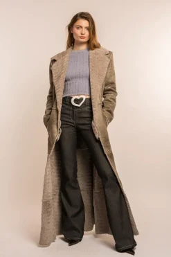MaisonCléo Vestes / Manteaux>COUP DE FOUDRE défilé LOOK 22 – Manteau maxi gris en faux cuir de mouton retourné et fausse fourrure
